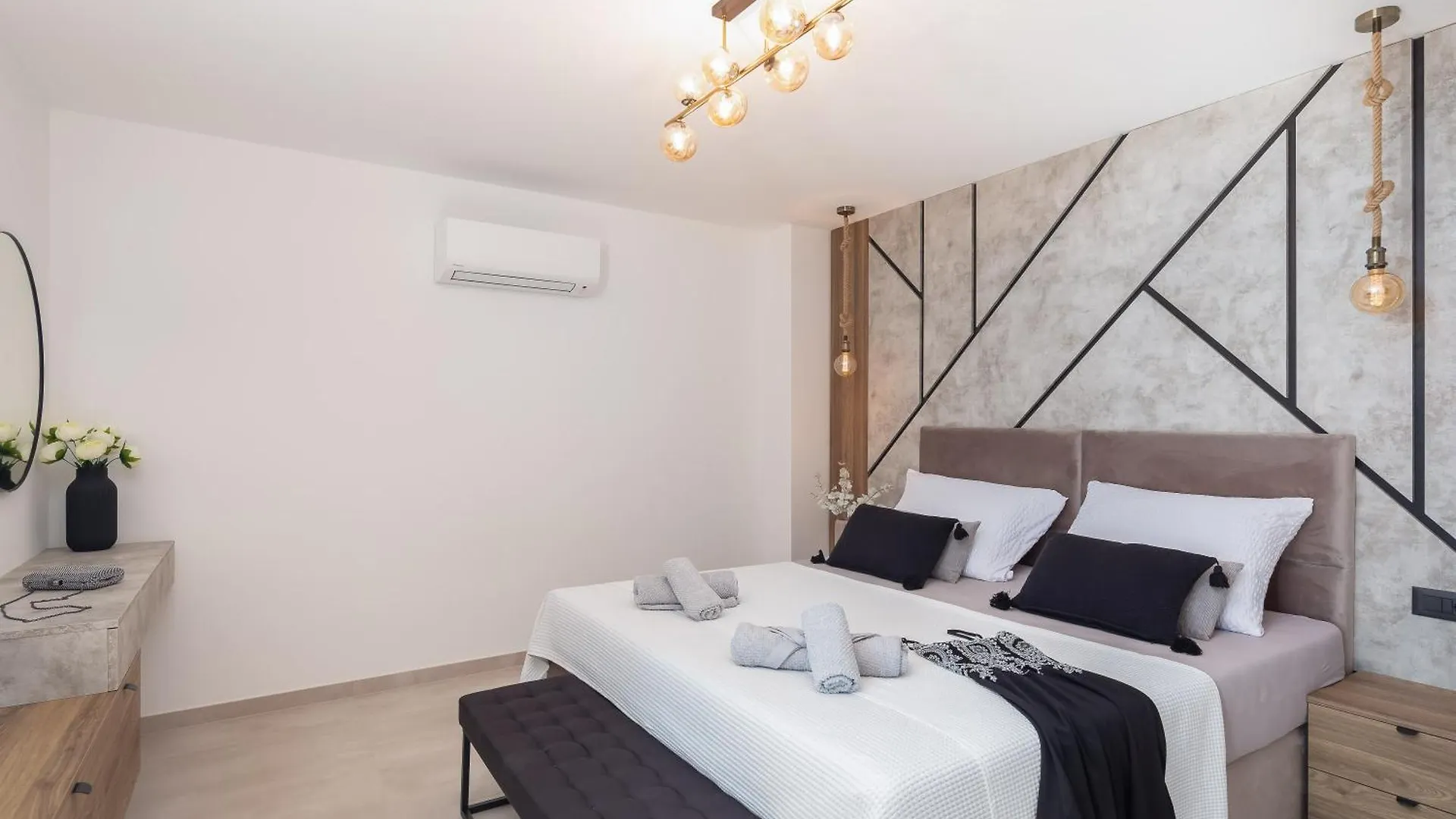 Luxury Villa De Mar With Pool 트로기르